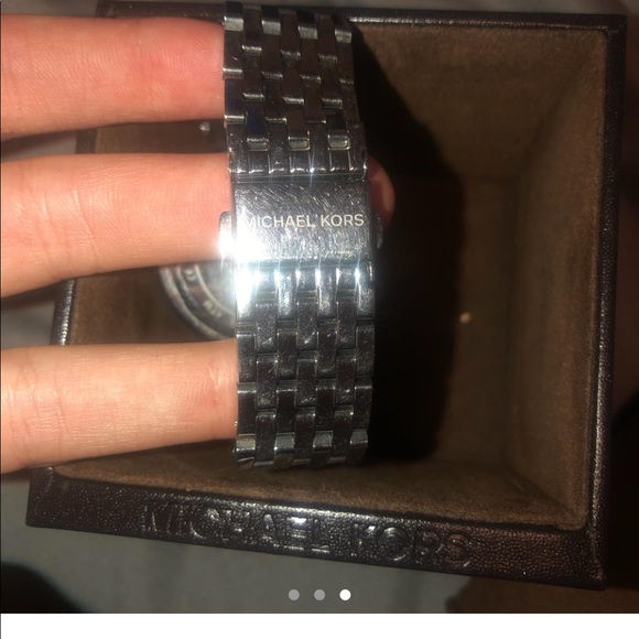 Micheal Kors Watch! Perfect condition! Hardly worn. Beautiful diamond trim. - Picture 3 of 3